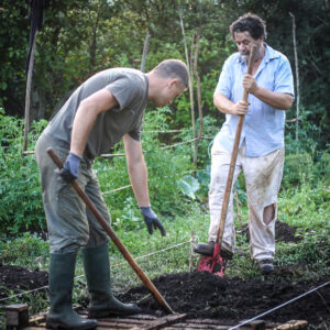 Vittorio Arenella durante una lezione di Angelo Avagliano sull'orto biointensivo