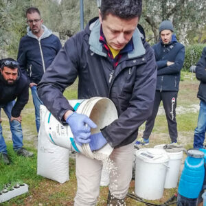 Vittorio Arenella mostra come usare la zeolite per ammendare il terreno