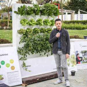 Vittorio Arenella. Sullo sfondo il coltivatore in zeolite Zeovertical Grow 33