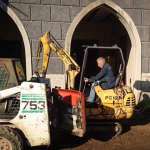 Vincenzo Coppola durante i lavori di restauro di Villa Ravaschieri
