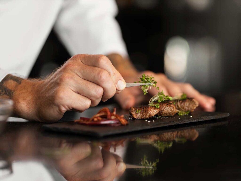 Chef che condisce con microgreens